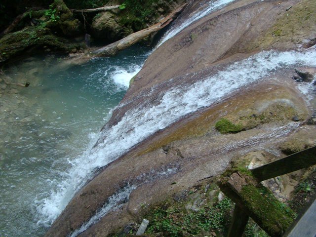 при виде падающей воды