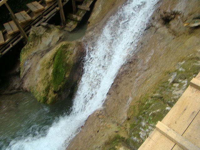 тропы по обеим сторонам водопадов