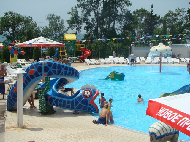 у бассейна под открытым небом