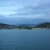 Горные гряды прерываются уходящей вглубь впадиной речной долины…